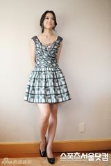 组图：汤唯紫绿格纹连衣裙妩媚 搭配黑色高跟鞋