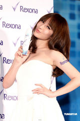 幻灯图集：萧亚轩性感抹胸洋装代言 否认变宗教信仰