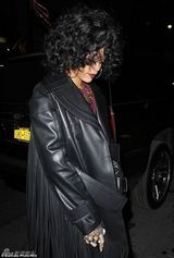 组图：蕾哈娜度假性感自拍 穿比基尼秀椒乳