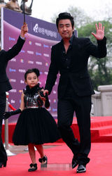 组图：柳承龙携可爱小萝莉走百想红毯