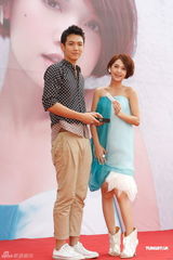 组图：杨丞琳新专辑火爆庆功 师弟站台送镶钻口琴