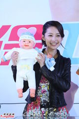 组图：高洋李沁现场表演给孩子换尿布