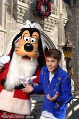 组图：小天王比伯录制迪斯尼圣诞节目欢乐唱跳