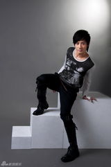 组图：赵文浩拍型男写真 走阶梯寓意步步高升