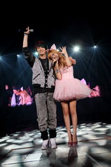 高清图：少女时代倾情开唱 载歌载舞活力四射