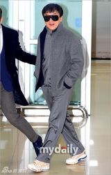 组图：成龙访韩宣传《警察故事2014》亮相机场