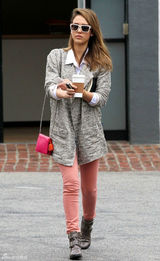 组图：杰西卡-阿尔芭街拍灰色大衣搭配粉裤