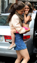 组图：小苏瑞与妈妈凯蒂牵手逛街