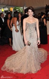 组图：美国时装学院庆典举行 众明星红毯竞艳