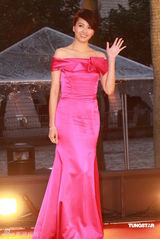 幻灯：香港金像奖颁奖红毯 梁咏琪桃红洋装显高贵