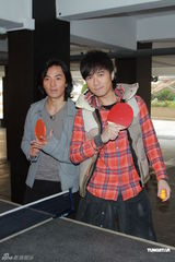 高清图：郑伊健拍摄纪念特辑 和好友古巨基玩乒乓