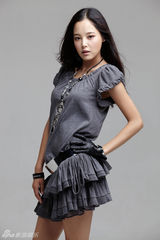 组图：辛芷蕾秋装写真曝光  时尚性感酷味十足