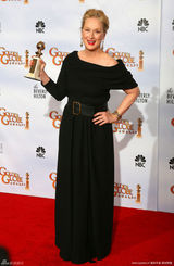 高清组图：梅丽尔-斯特里普获影后 开心展示奖杯