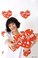 高清图：文根英金强宇携手为慈善 展现温暖笑容