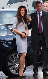 组图：威廉夫妇亮相首映礼 王子为凯特撑伞秀甜蜜