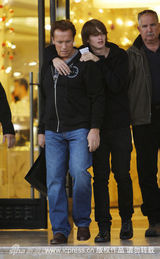 幻灯图：施瓦辛格与儿子逛街 父子情深场面温馨