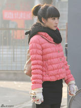 组图：柳岩小红袄出镜当街遭强抱 化身80后辣媳妇