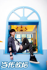 组图：刘忻拍摄杂志写真 演绎俏皮冷傲双面人