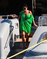 组图：卡戴珊携家人包游艇跳水度假 甘当摄影师