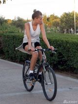 组图：莱昂纳多满脸胡渣 变屌丝与女友骑车打球