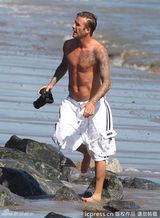 组图：小贝携子海边冲浪拍不停 克鲁兹呛水一脸不爽