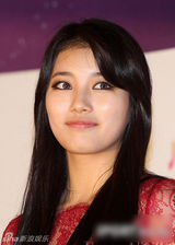 组图：秀智大红修身长裙亮相 浓妆显成熟