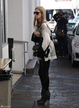 高清组图：妮基-希尔顿街拍 宽松毛衣搭配皮裤