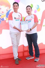 组图：准爸爸陈豪看书学照顾宝宝 向好友取经