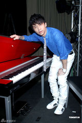 组图：光良为台湾小型演唱会彩排苦练琴艺