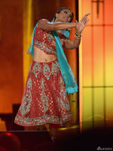 组图：印度裔女孩首获美国小姐桂冠 跳宝莱坞舞