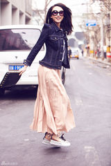 组图：张俪早春街拍照 心情大好对镜头做鬼脸