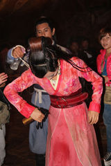 组图：探班吴奇隆马苏山洞拍激情戏