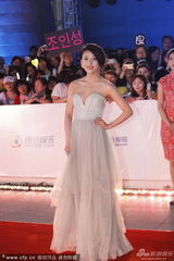 组图：上视节红毯女星竞艳 刘涛裸背刘诗诗鲜亮