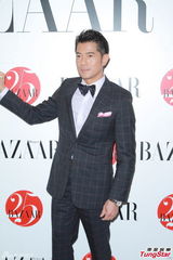 组图：刘嘉玲薄纱高开叉裙性感 谈梅姑遗物拍卖