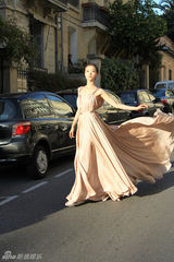 组图：齐溪戛纳浪漫街拍 素雅长裙展东方美