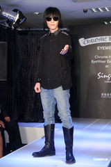 高清组图：萧敬腾献唱珠宝秀 黑超耍酷难掩紧张