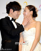 组图：韩星姜成妍与钢琴家金佳温婚礼发布会