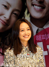 幻灯：李娜英等出席新片制作发布会 场面温馨