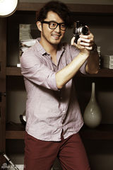 组图：沙溢拍大片假扮摄影师 真挚笑容熟男魅力