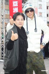 罗志祥新书大卖欲购名车 罗妈捐两百万做公益(图)