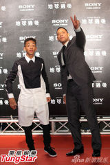 组图：威尔史密斯父子情深 上演“爱的抱抱”