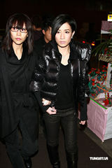 高清：已故艺人陈鸿烈设灵 蔡少芬佘诗曼素颜现身