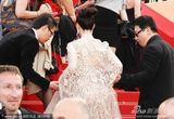 组图：范冰冰戛纳走秀 发髻复古蕾丝礼服妩媚优雅