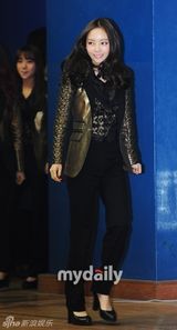 组图：韩团Kara等参加音乐会秀傲人曲线