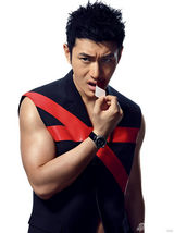 组图：黄晓明大片秀肌肉 挣破锁链撕扯性感