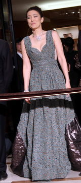 高清图：巩俐出席品牌店开业 低胸晚装华丽抢镜