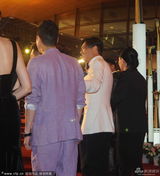 组图：周润发帅气亮相红毯 携妻陈蕙莲秀恩爱