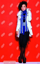 幻灯集：赵薇秀冬日暖装俏皮 青春气息逼人