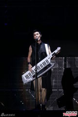 组图：严爵个唱秀舞技 打死不肯脱衣露腹肌