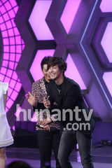 组图：金贤重录制《大本营》 搞怪卖萌惹粉丝尖叫